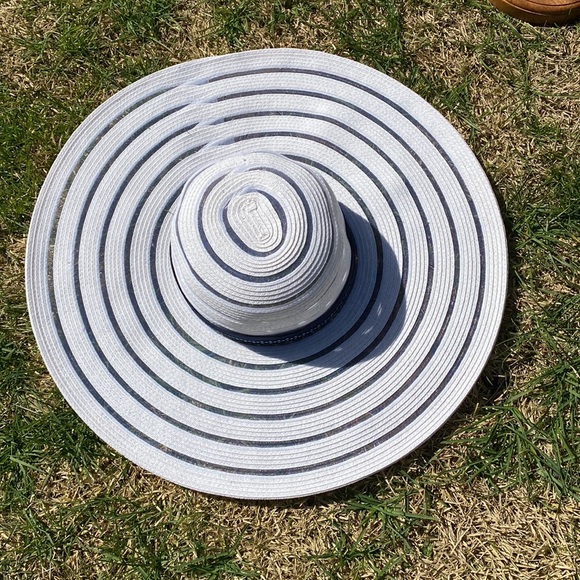 Nine West Beach/Sun Derby Type Hat Over Sized - Picture 3 of 6